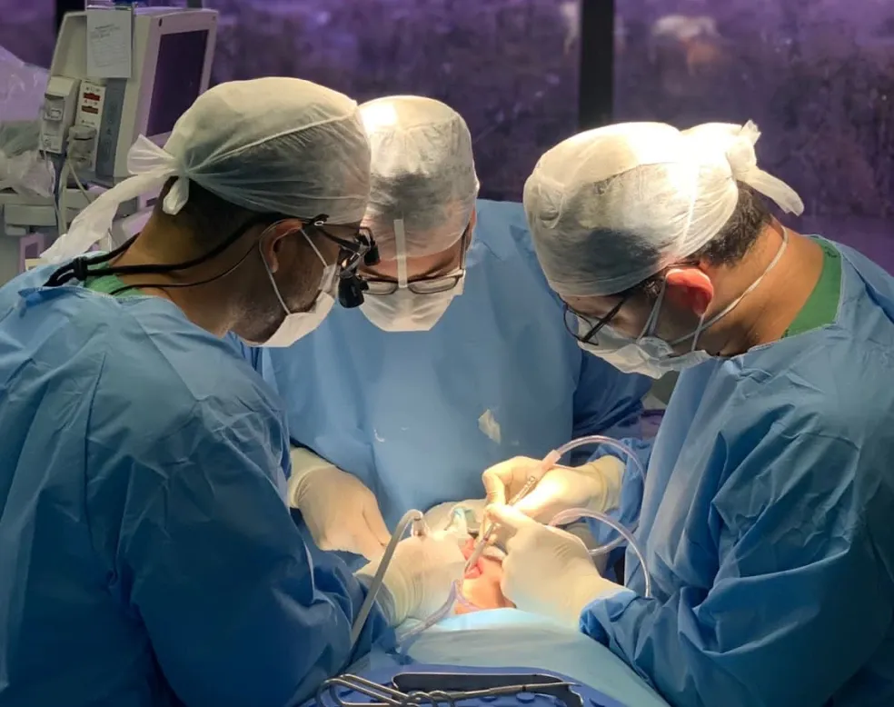 Equipe de cirurgiões da Reciface durante um procedimento