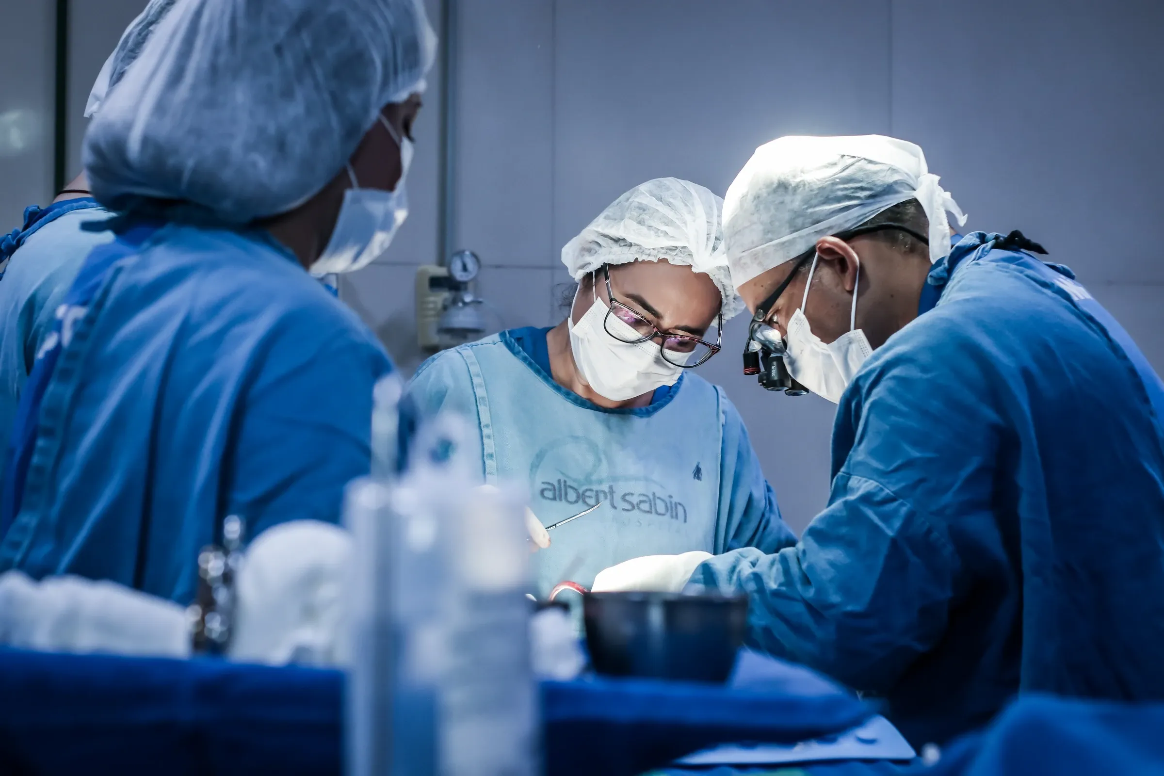 Dr. Áureo de Andrade e equipe durante cirurgia bucomaxilofacial