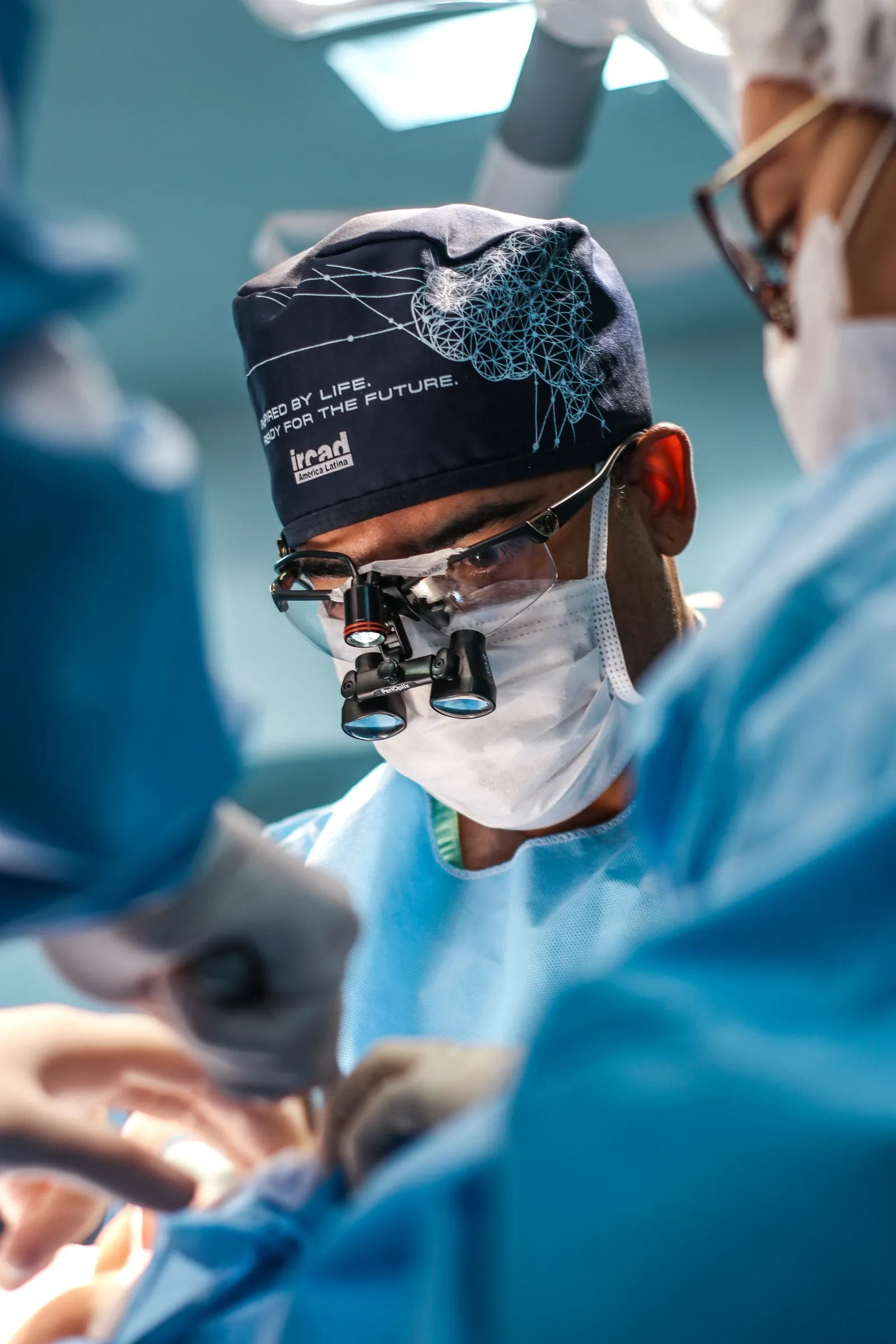 Dr. Áureo de Andrade em cirurgia, com lupas cirúrgicas
